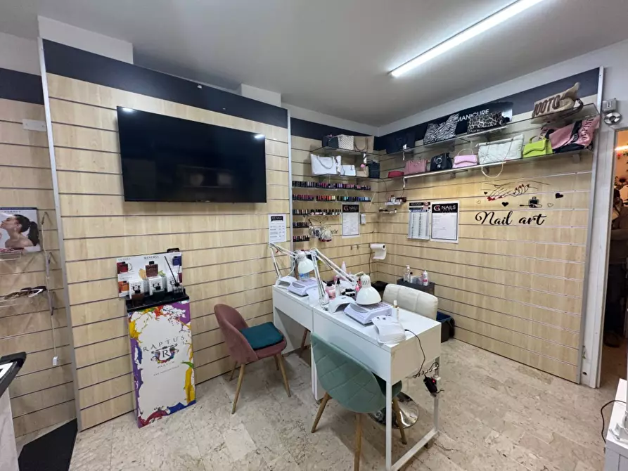 Immagine 6 di Negozio in affitto  in Via Camillo Camilliani a Palermo