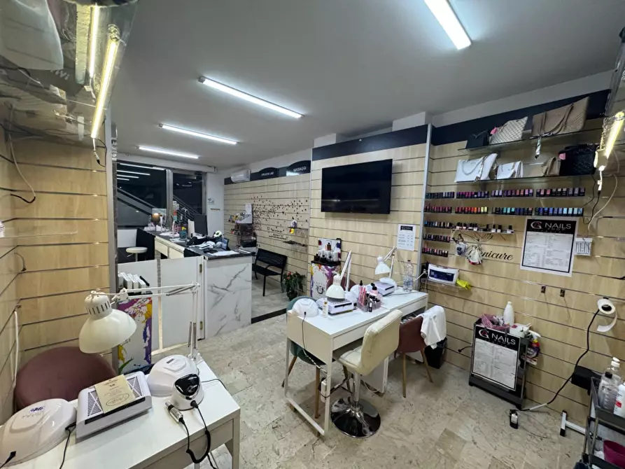 Immagine 7 di Negozio in affitto  in Via Camillo Camilliani a Palermo