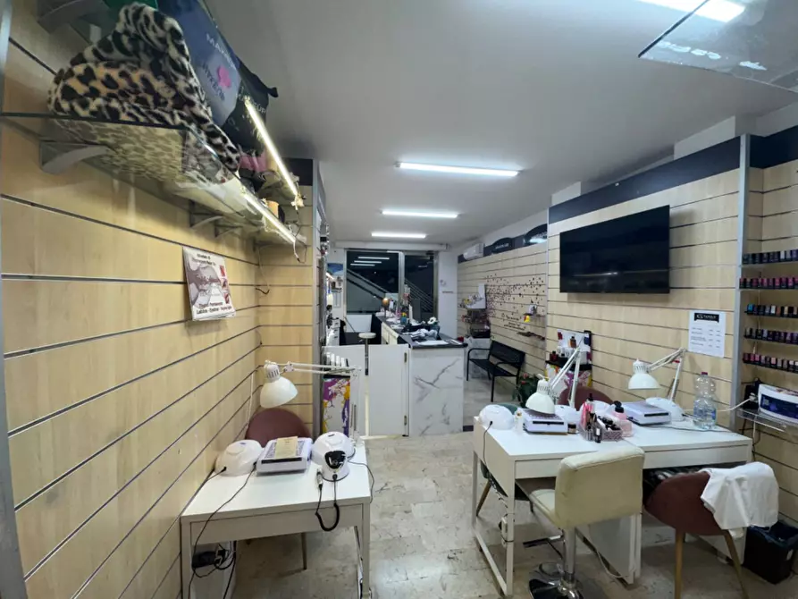 Immagine 8 di Negozio in affitto  in Via Camillo Camilliani a Palermo
