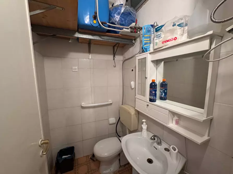 Immagine 12 di Negozio in affitto  in Via Camillo Camilliani a Palermo