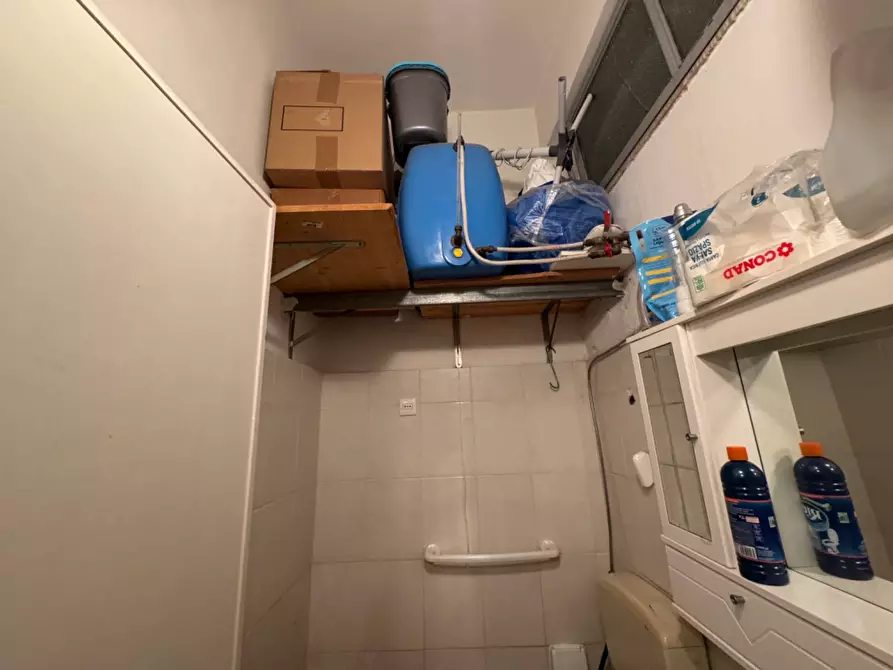 Immagine 13 di Negozio in affitto  in Via Camillo Camilliani a Palermo