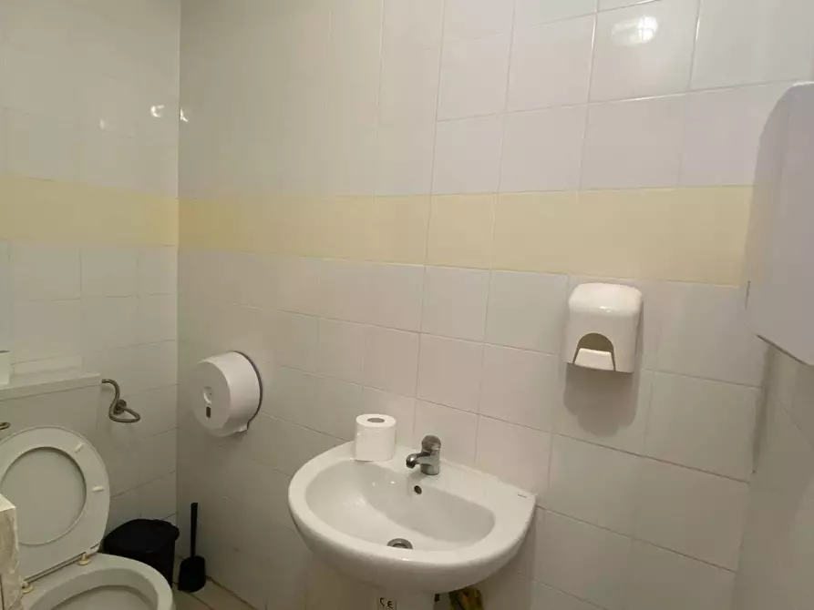 Immagine 9 di Attività commerciale in affitto  in Via Francesco Riso a Palermo