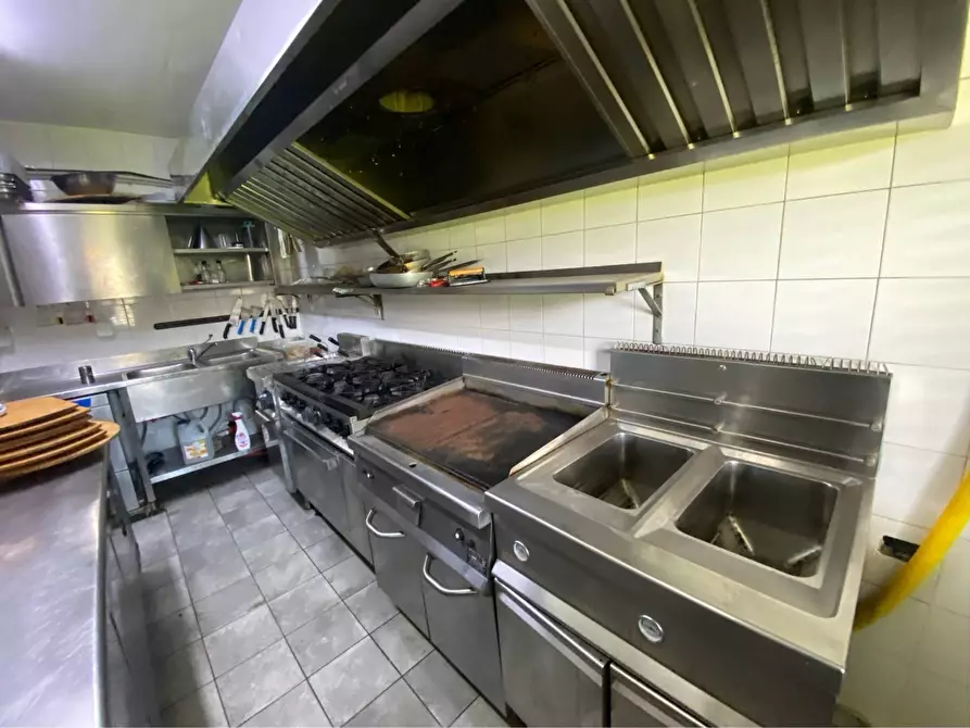 Immagine 21 di Attività commerciale in affitto  in Via Francesco Riso a Palermo