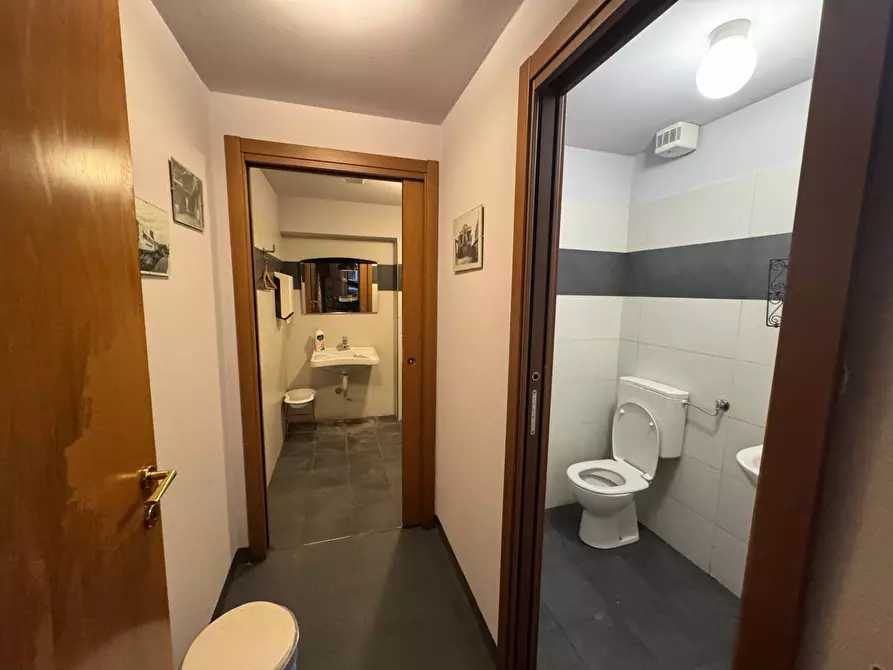 Immagine 6 di Negozio in affitto  in Via Federico Confalonieri a Milano