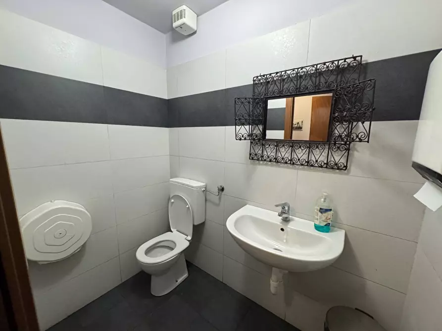 Immagine 8 di Negozio in affitto  in Via Federico Confalonieri a Milano