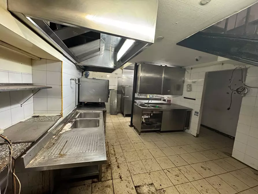 Immagine 15 di Negozio in affitto  in Via Federico Confalonieri a Milano