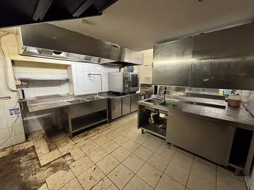 Immagine 16 di Negozio in affitto  in Via Federico Confalonieri a Milano