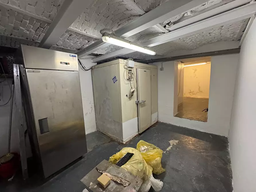 Immagine 22 di Negozio in affitto  in Via Federico Confalonieri a Milano