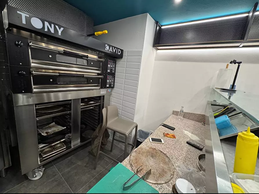 Immagine 2 di Negozio in affitto  in Largo Del Carrobbio a Milano