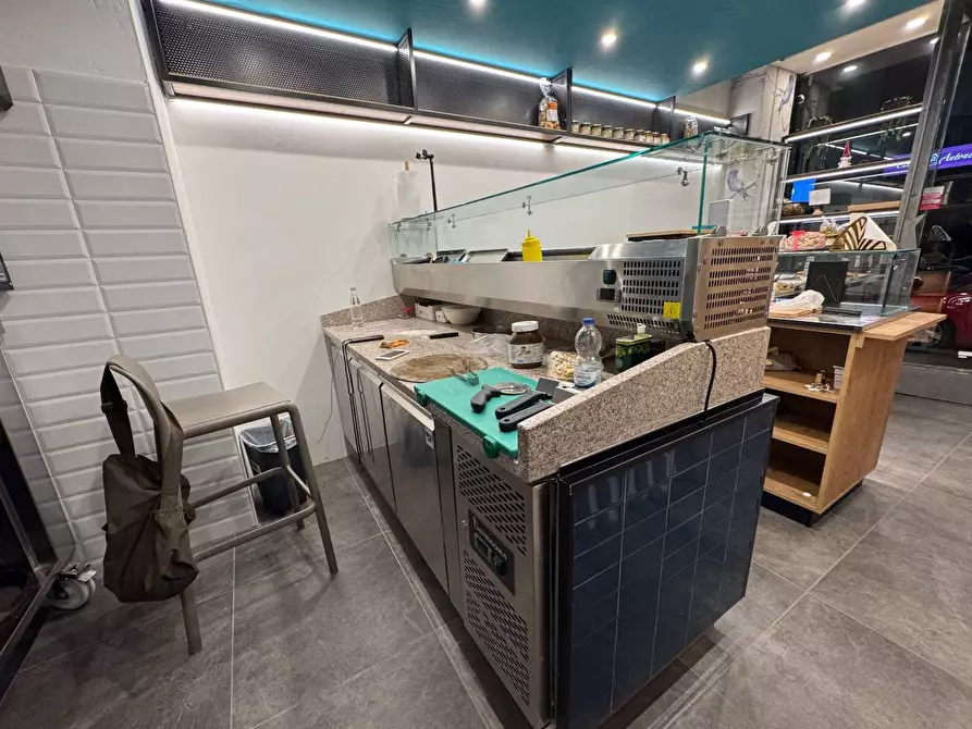 Immagine 3 di Negozio in affitto  in Largo Del Carrobbio a Milano