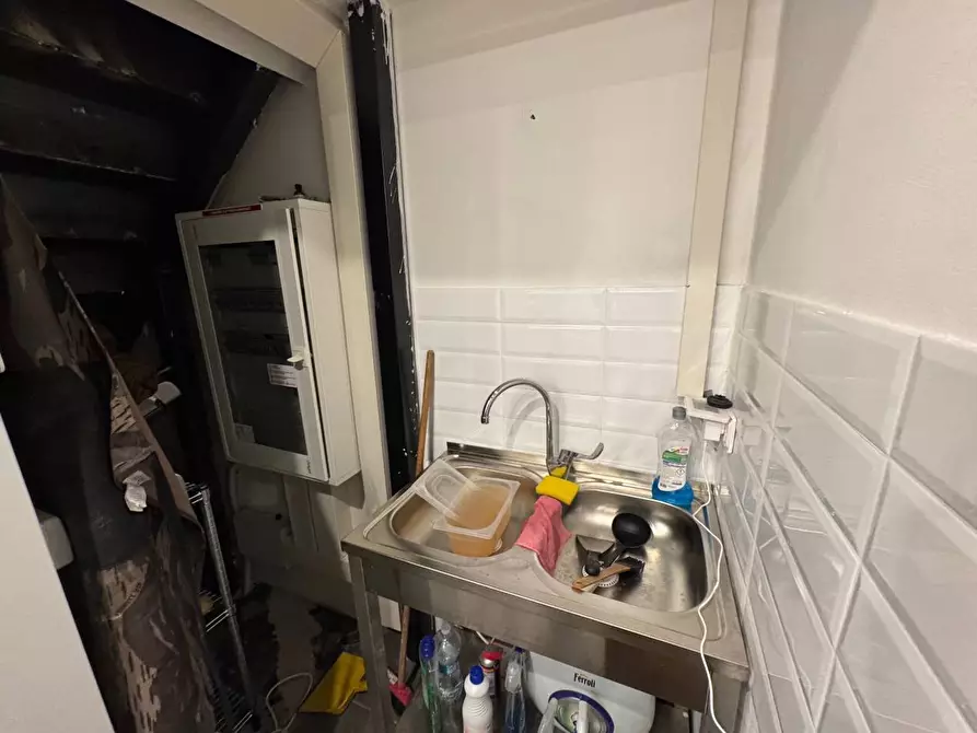 Immagine 5 di Negozio in affitto  in Largo Del Carrobbio a Milano