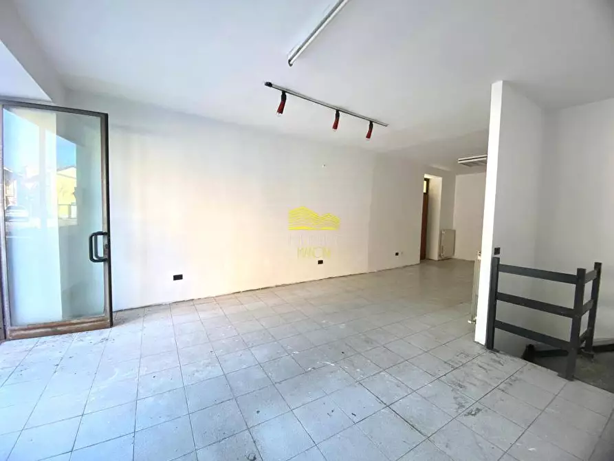 Immagine 4 di Negozio in vendita  in via cavour a Trezzo Sull'adda
