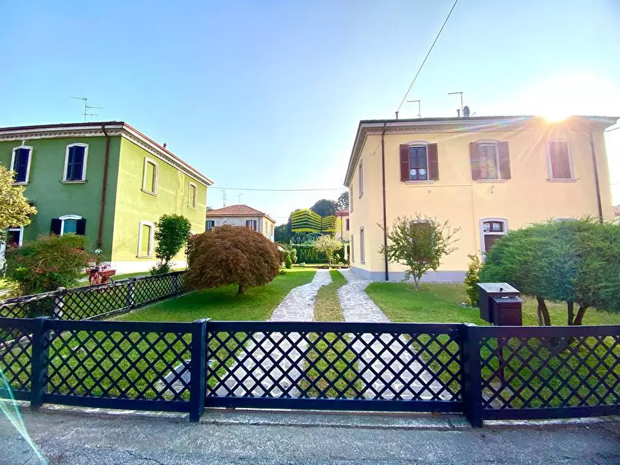 Immagine 3 di Camera in vendita  in via Garibaldi a Capriate San Gervasio