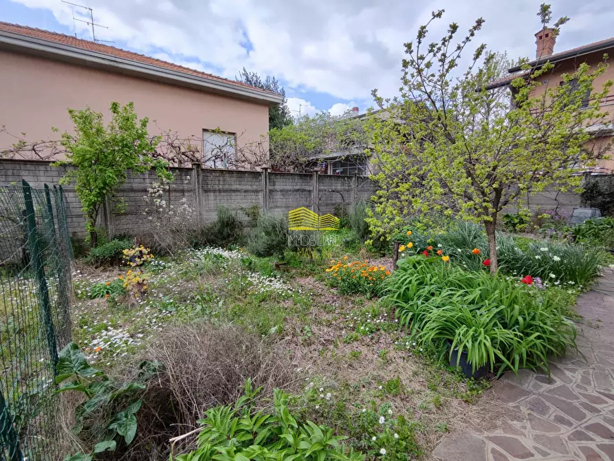 Immagine 19 di Villa in vendita  in via enrico toti a Agrate Brianza