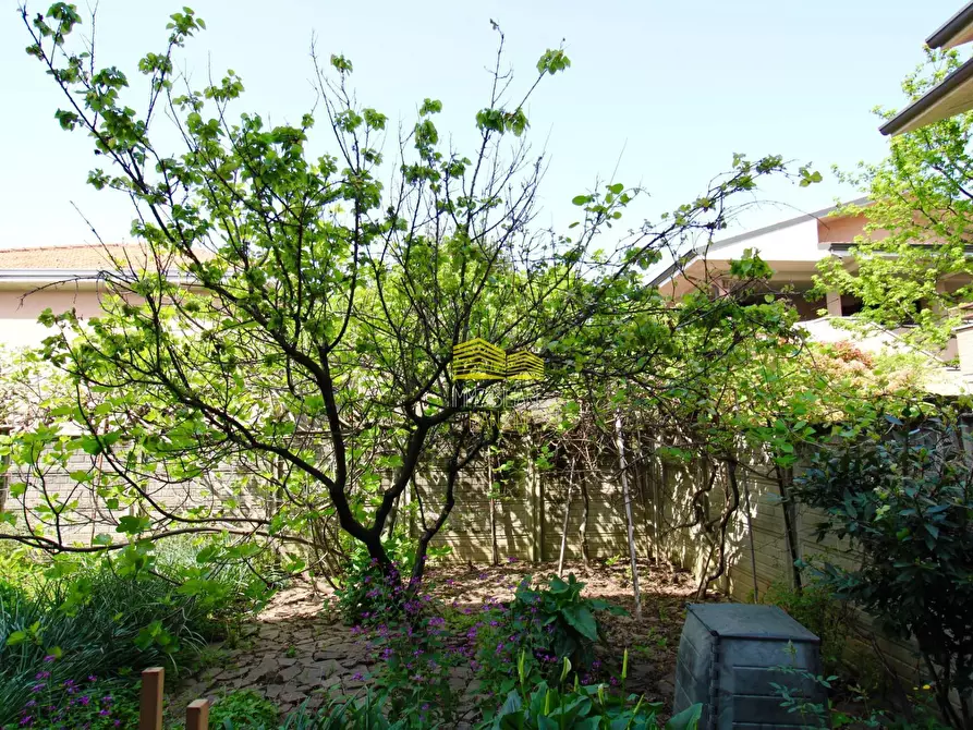 Immagine 23 di Villa in vendita  in via enrico toti a Agrate Brianza