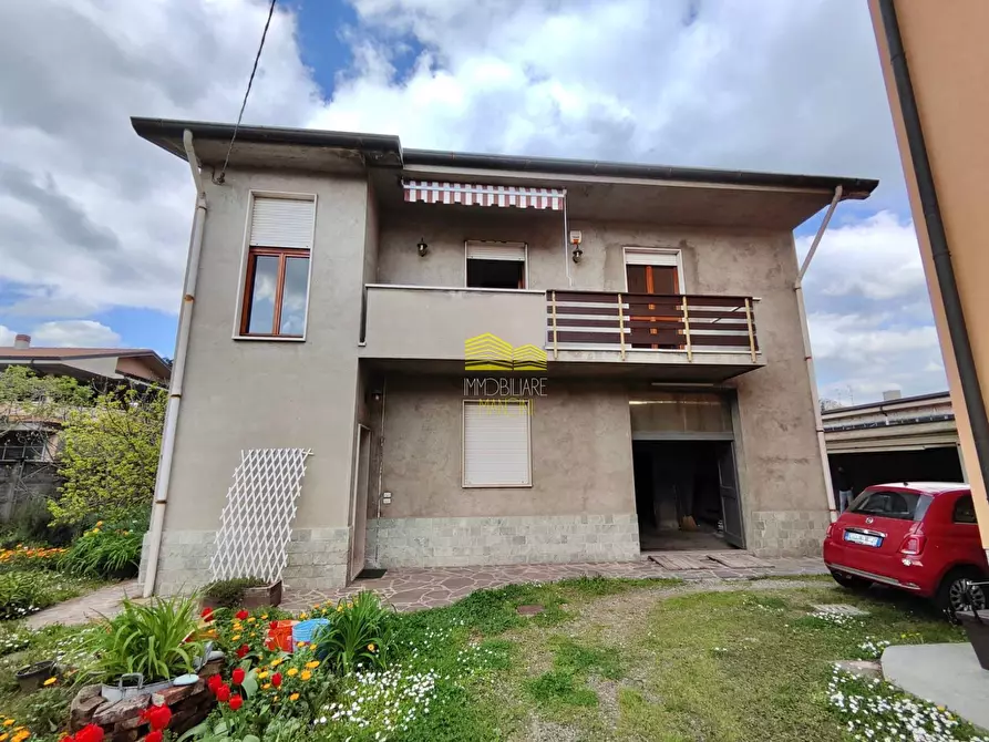 Immagine 2 di Villa in vendita  in via enrico toti a Agrate Brianza