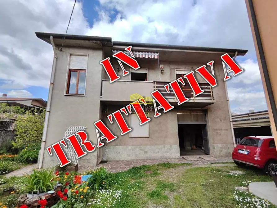 Immagine 1 di Villa in vendita  in via enrico toti a Agrate Brianza