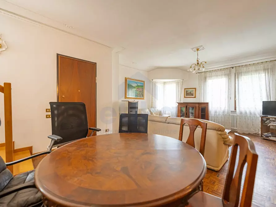 Immagine 2 di Casa bifamiliare in vendita  in Via Monsignore Cecconi a Paese