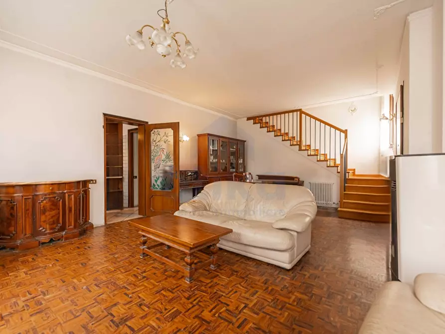 Immagine 1 di Casa bifamiliare in vendita  in Via Monsignore Cecconi a Paese