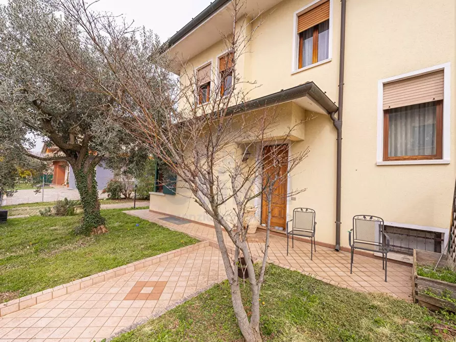 Immagine 1 di Casa bifamiliare in vendita  in Via Monsignore De Lazzari a Paese
