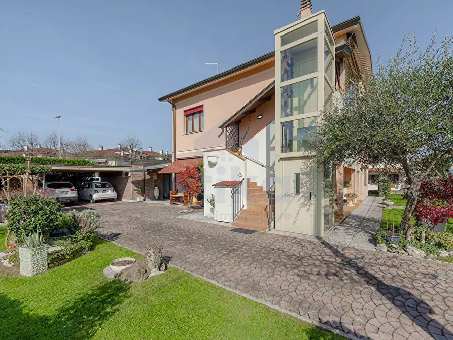 Immagine 1 di Casa indipendente in vendita  in VIa piovensan a Carbonera