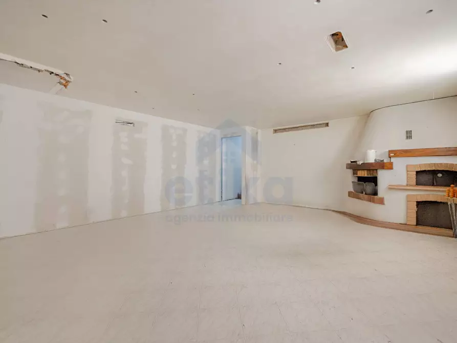 Immagine 18 di Villa in vendita  a Paese