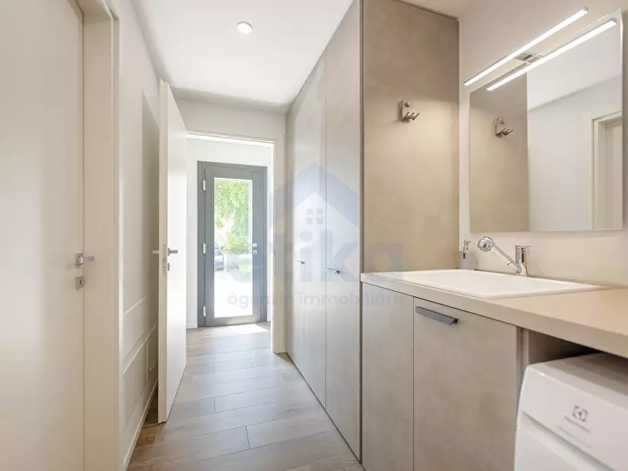 Immagine 15 di Villa in vendita  a Paese