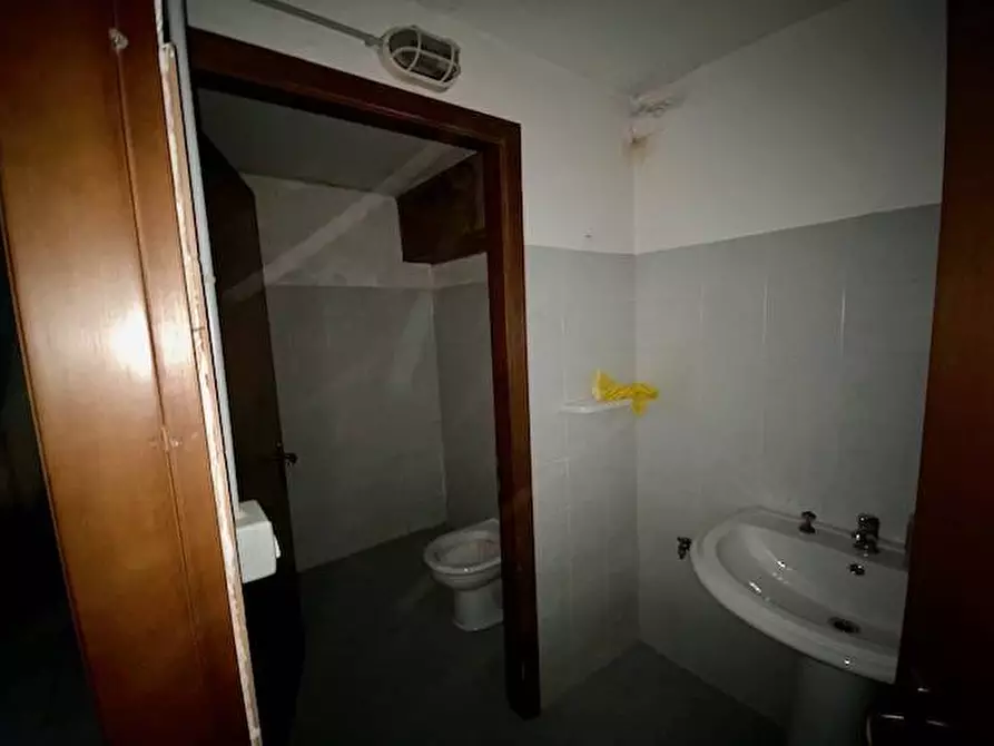 Immagine 8 di Locale commerciale in vendita  in Via Amico Aspertini a Roma