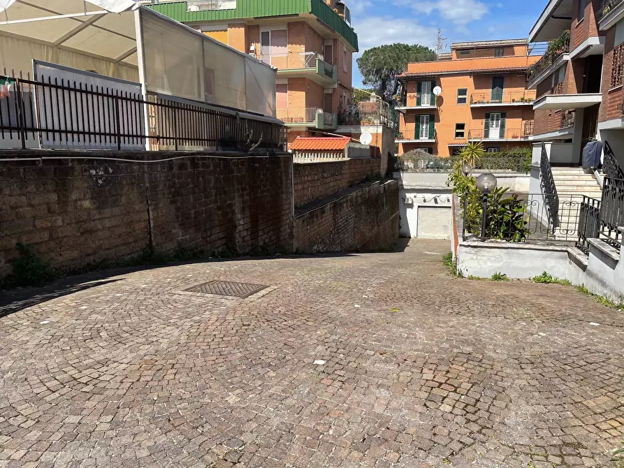 Immagine 3 di Locale commerciale in vendita  in via di S. Tarcisio a Roma