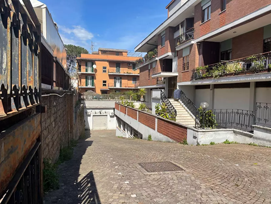 Immagine 4 di Locale commerciale in vendita  in via di S. Tarcisio a Roma
