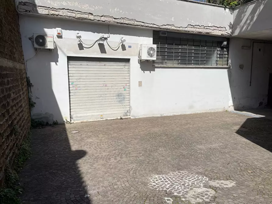 Immagine 6 di Locale commerciale in vendita  in via di S. Tarcisio a Roma