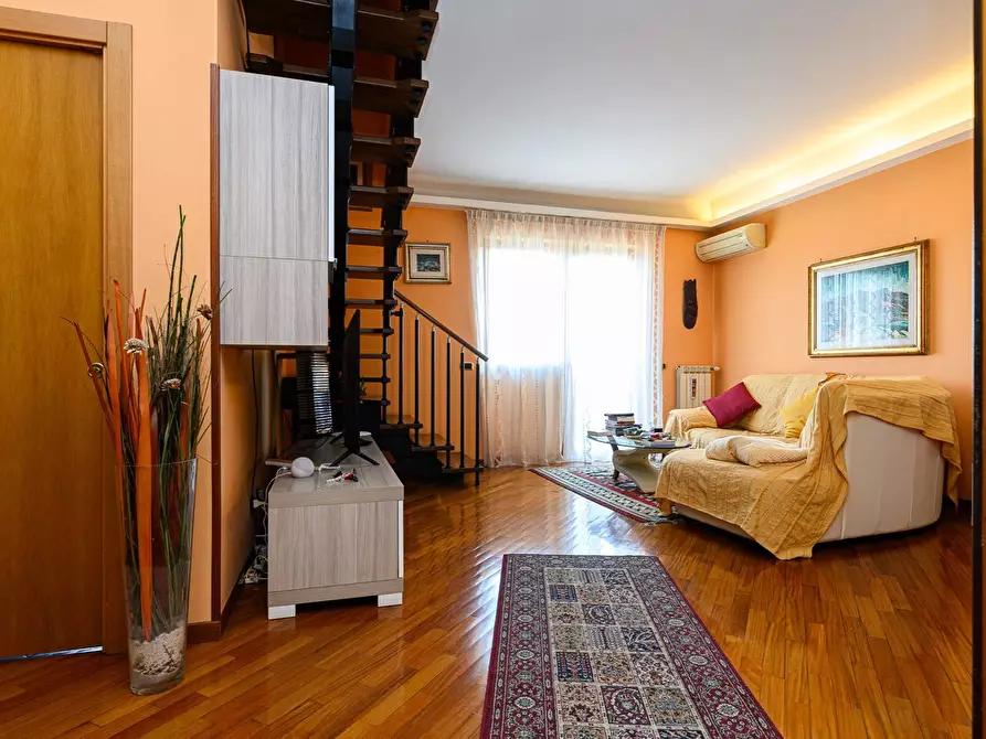 Immagine 2 di Appartamento in vendita  in Via Castri Di Lecce a Roma