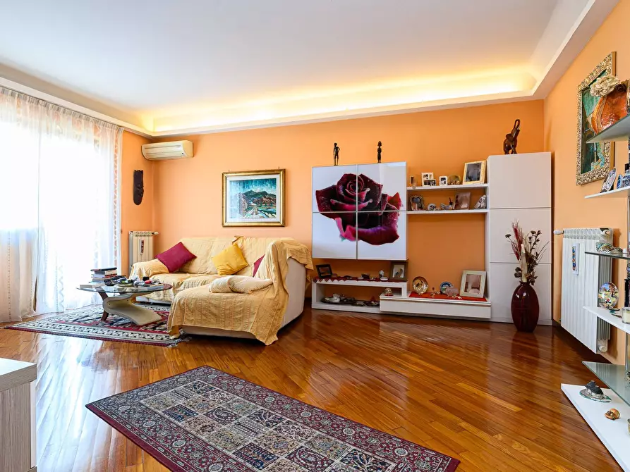 Immagine 3 di Appartamento in vendita  in Via Castri Di Lecce a Roma