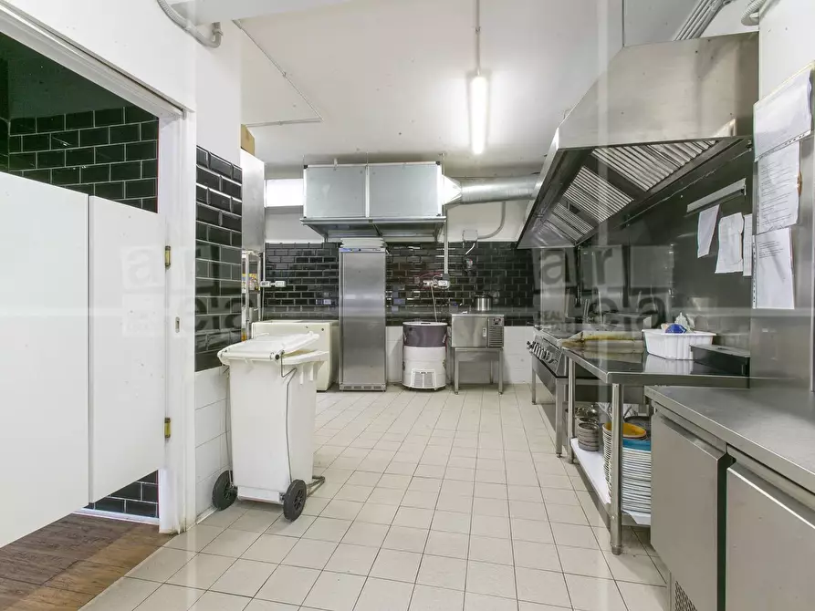 Immagine 25 di Attività commerciale in vendita  in Piazza Bologna a Roma