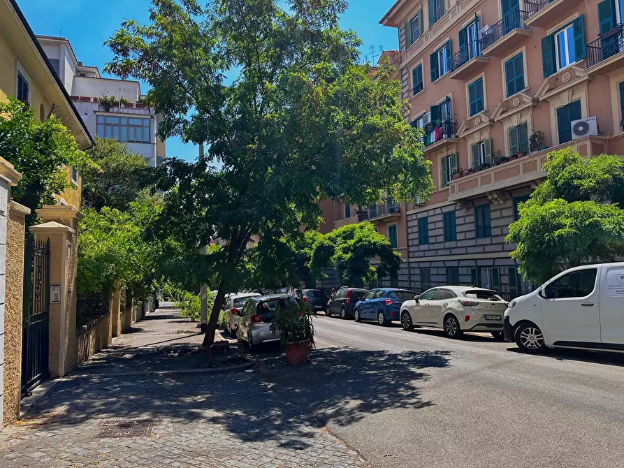 Immagine 1 di Box auto in vendita  in Via Archiano a Roma