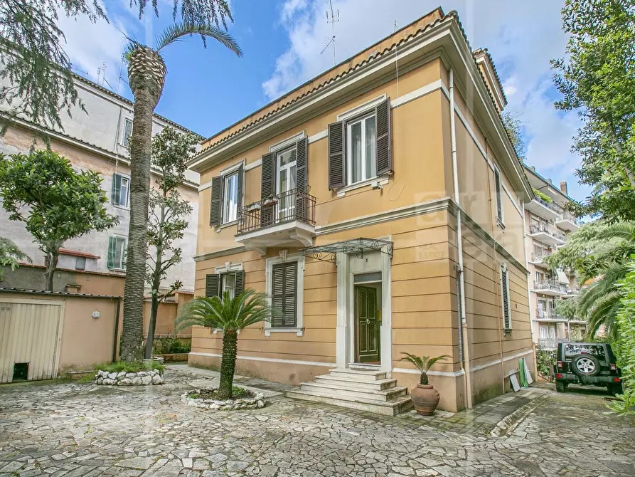 Immagine 1 di Villa in vendita  in Via Agordat a Roma