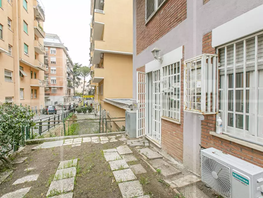 Immagine 22 di Appartamento in vendita  in Via Igea a Roma