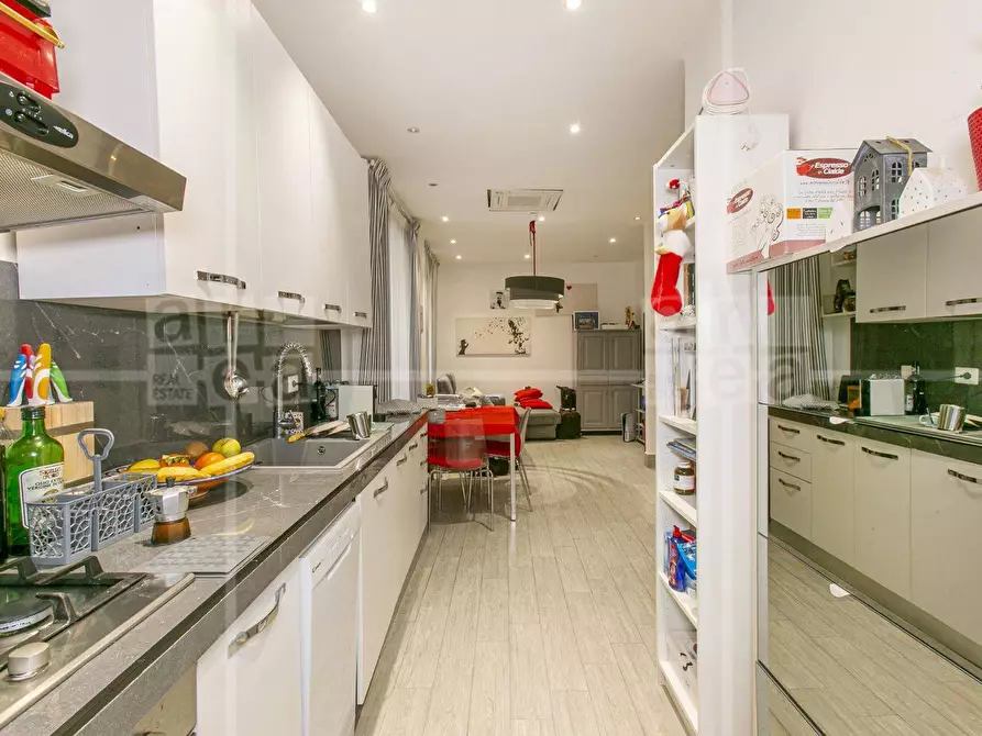 Immagine 5 di Appartamento in vendita  in Via Igea a Roma