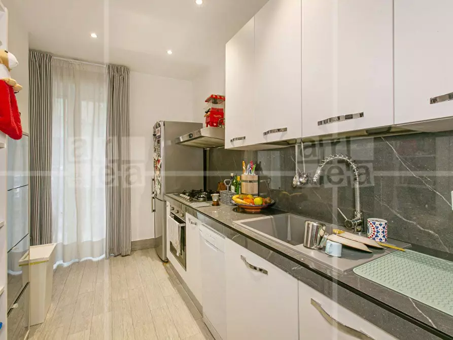 Immagine 7 di Appartamento in vendita  in Via Igea a Roma