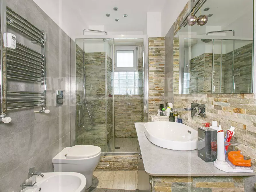 Immagine 13 di Appartamento in vendita  in Via Igea a Roma