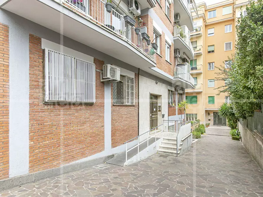 Immagine 21 di Appartamento in vendita  in Via Igea a Roma
