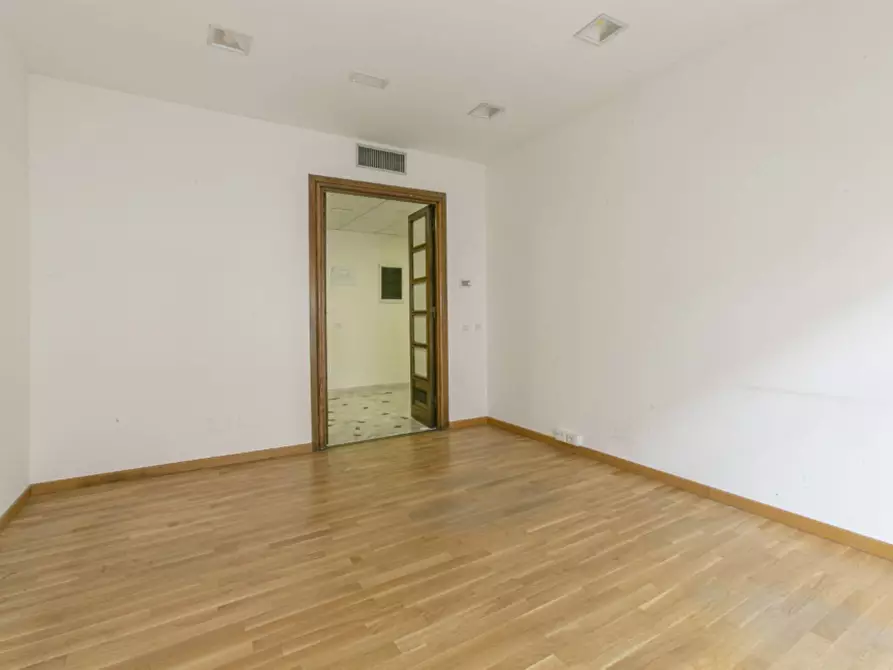 Immagine 10 di Ufficio in affitto  in Via Bissolati a Roma