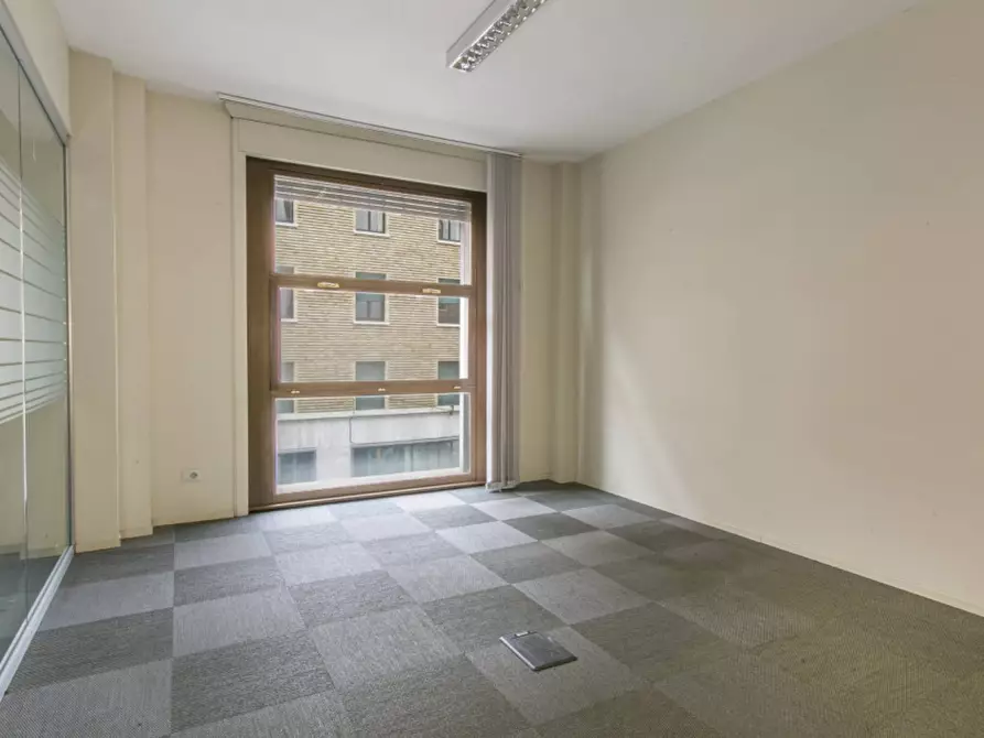 Immagine 10 di Ufficio in affitto  in Via Bissolati a Roma