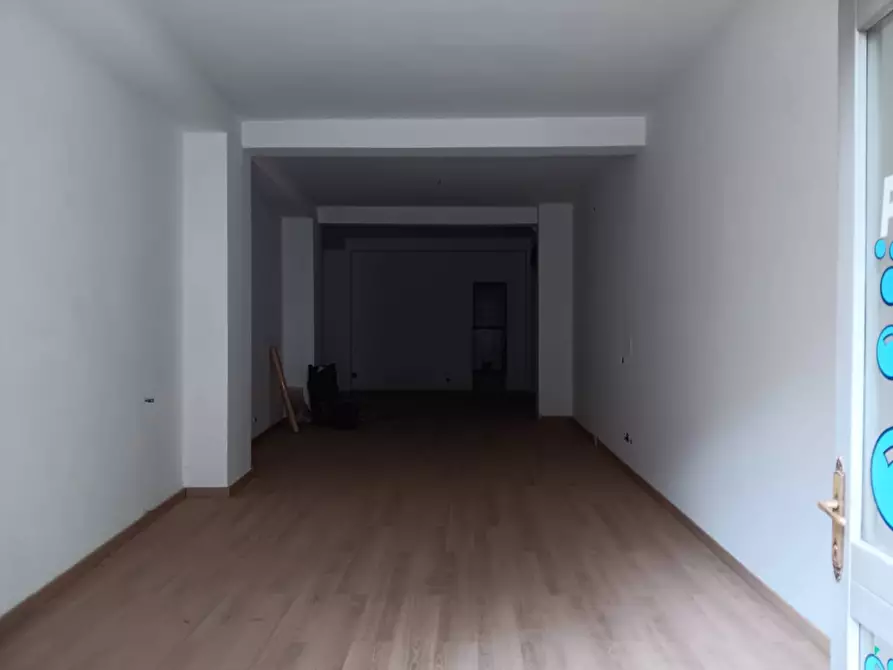 Immagine 2 di Locale commerciale in vendita  in via generale cascino a Avellino