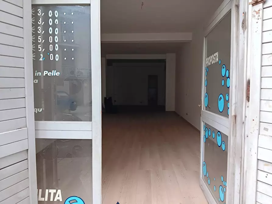 Immagine 3 di Locale commerciale in vendita  in via generale cascino a Avellino