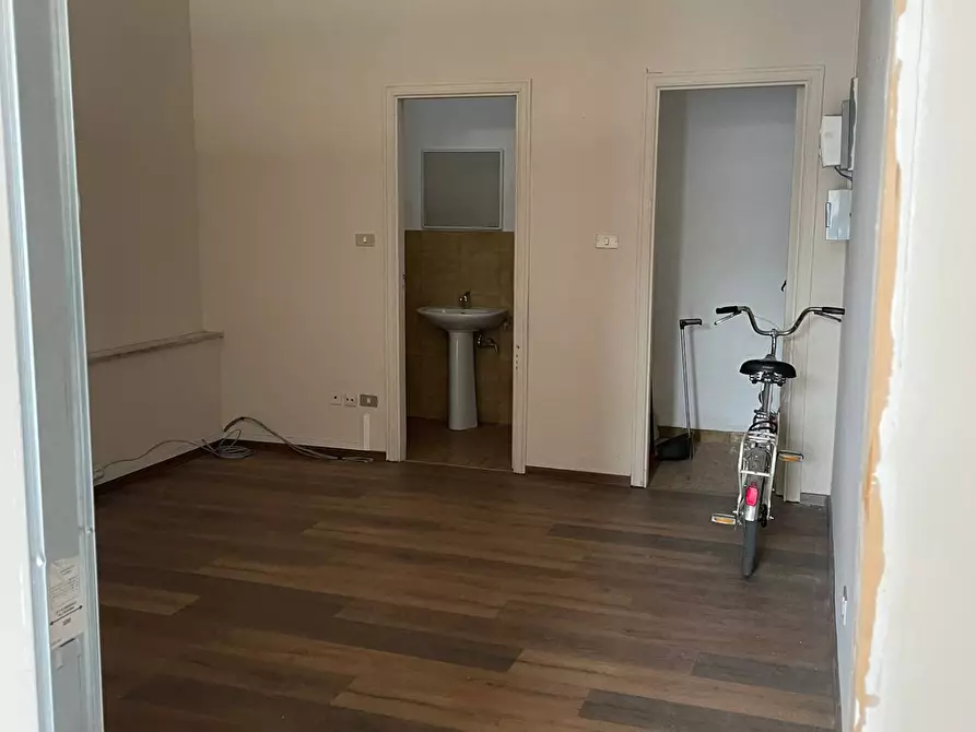 Immagine 2 di Locale commerciale in affitto  in via gramsci a Atripalda