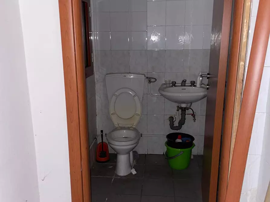 Immagine 10 di Locale commerciale in affitto  in via Guarini a Avellino