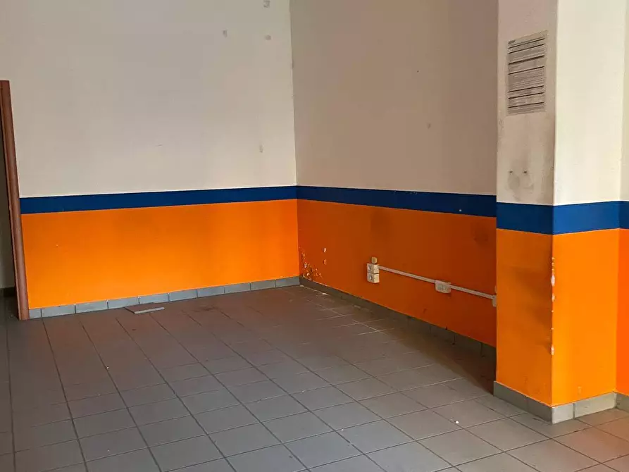 Immagine 15 di Locale commerciale in affitto  in via Guarini a Avellino