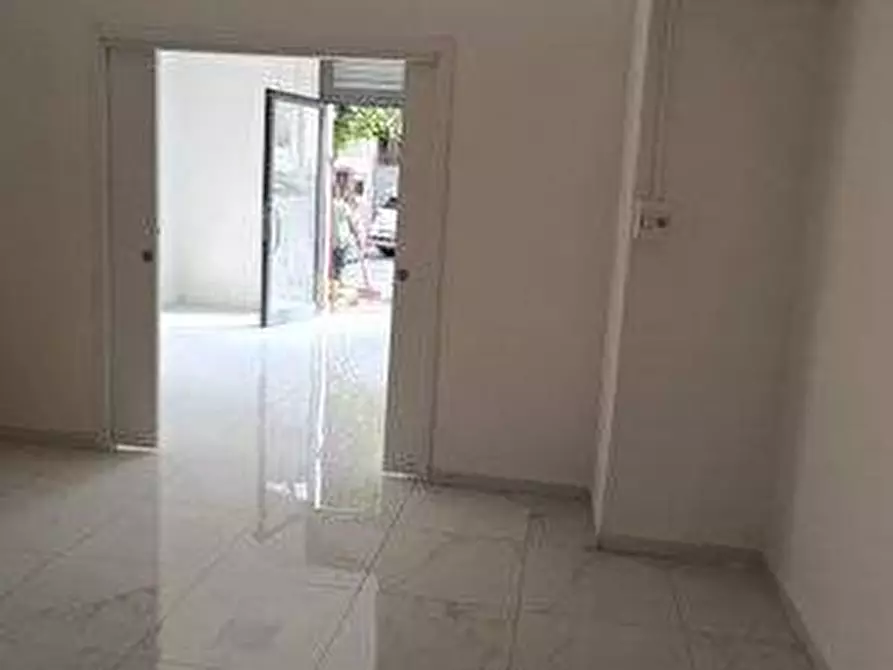 Immagine 5 di Locale commerciale in vendita  in via Raffaele Libroia a Nocera Inferiore