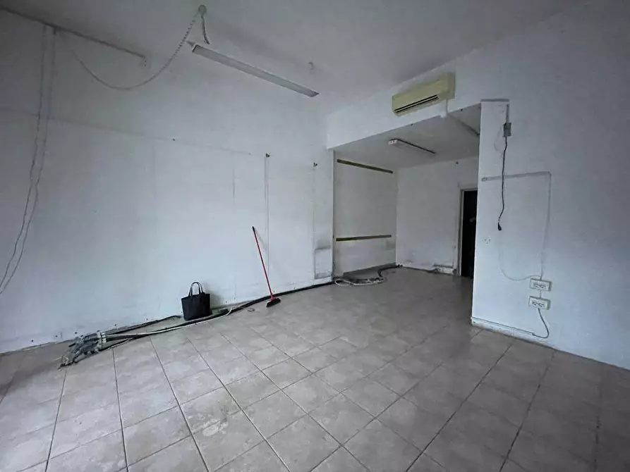 Immagine 4 di Locale commerciale in affitto  in CORSO RICCI a Savona